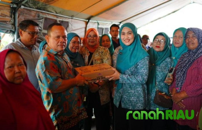 DWP BRK Syariah dan TP-PKK Riau Salurkan Bantuan untuk Warga Terdampak Banjir di Teluk Leok