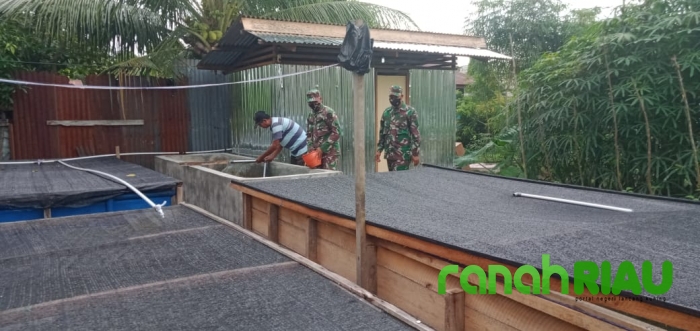 Babinsa Komsos ke Peternakan Ikan Lele di Wilayah Binaan
