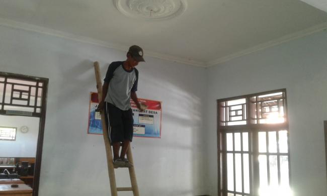  Senyum Warga, Ruangan Kades Turut Di Cat Jelang Pembukaan TMMD