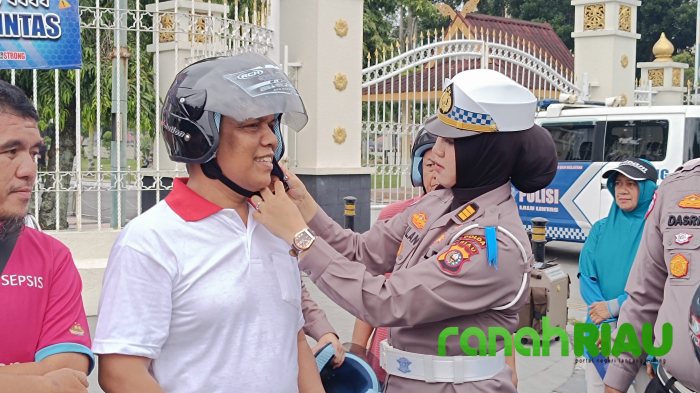 Bagi-Bagi Helm Gratis, pengguna Car Free Day dapat Edukasi Berlalu lIntas dari Polda Riau