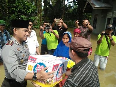Tingkatkan Kepedulian, Kapolres Kampar Antar Langsung Bantuan Korban Banjir