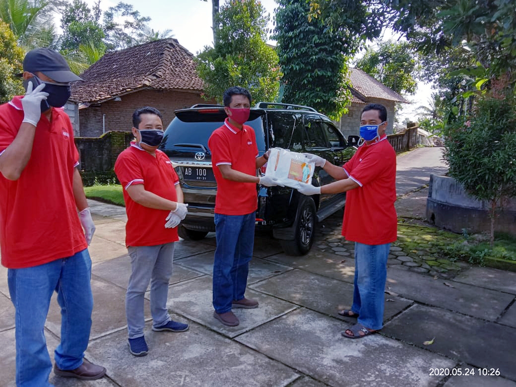 Ketua DPRD Sleman Serahkan 6 APD ke Gugus Tugas Desa Banyurejo