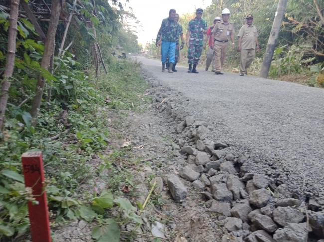 Dandim 0712 Tegal Periksa Tong Aspal Jalan