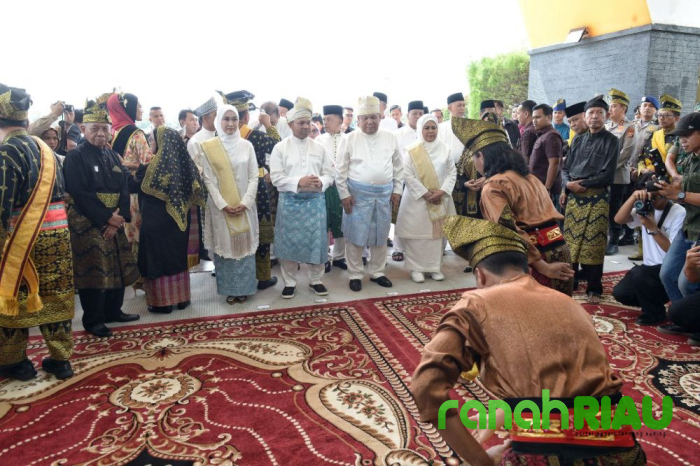 Tiba di Pekanbaru, Gubri dan Wagubri disambut Meriah dengan Adat Melayu