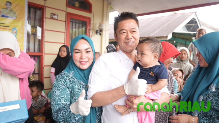 Bupati Rohil tinjau Pemberian Imunisasi Polio kepada Anak