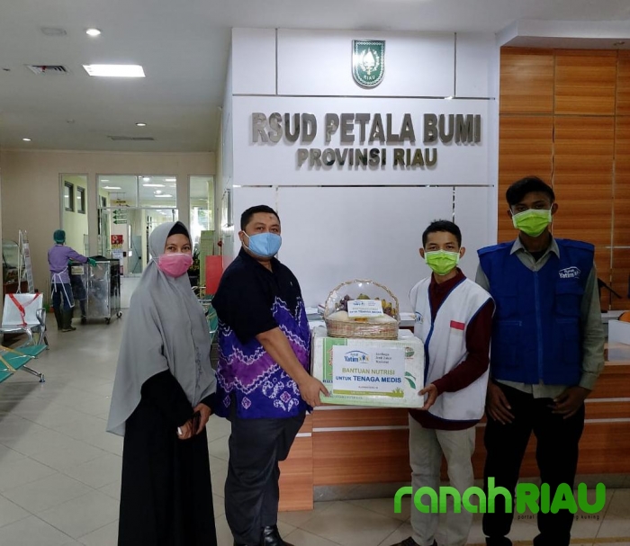 Rumah Yatim Bagikan Paket Nutrisi Di RSUD Petala Bumi Untuk Menunjang Kesehatan Tim Medis