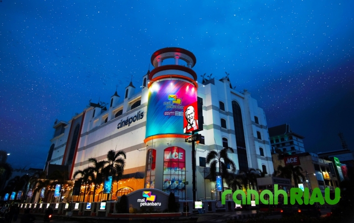 Nikmati Suasana Light of Christmas dan End Year Sale selama Desember