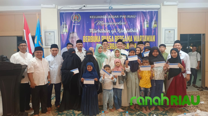 Beri Santunan Anak Yatim dan Janda Wartawan, PWI Riau Juga Serahkan 320 Bingkisan untuk Anggota