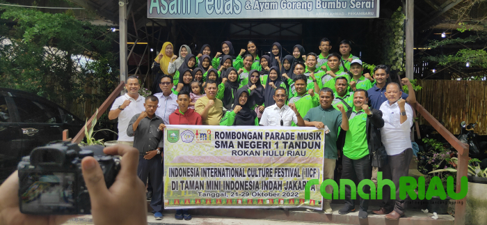 H. Sari Antoni MM Lepas Kontingen SMA 1 Tandun Ke ICF