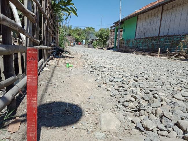 Satgas TMMD Tata Batu di Sisi Jalan