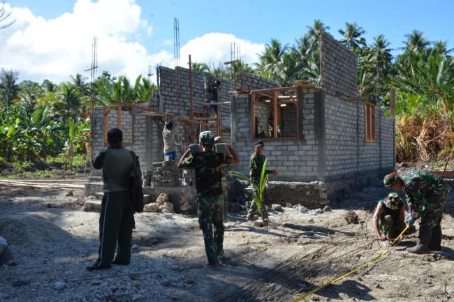 Tanpa Rasa Lelah, Satgas dan Masyarakat Bangun Kantor Tiga Pilar
