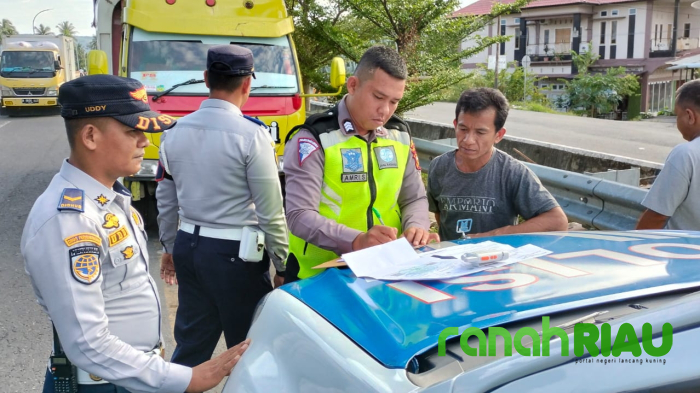 Satlantas Polres Kuansing Tilang Dua Mobil yang Nekat Parkir Sembarangan di Jalan
