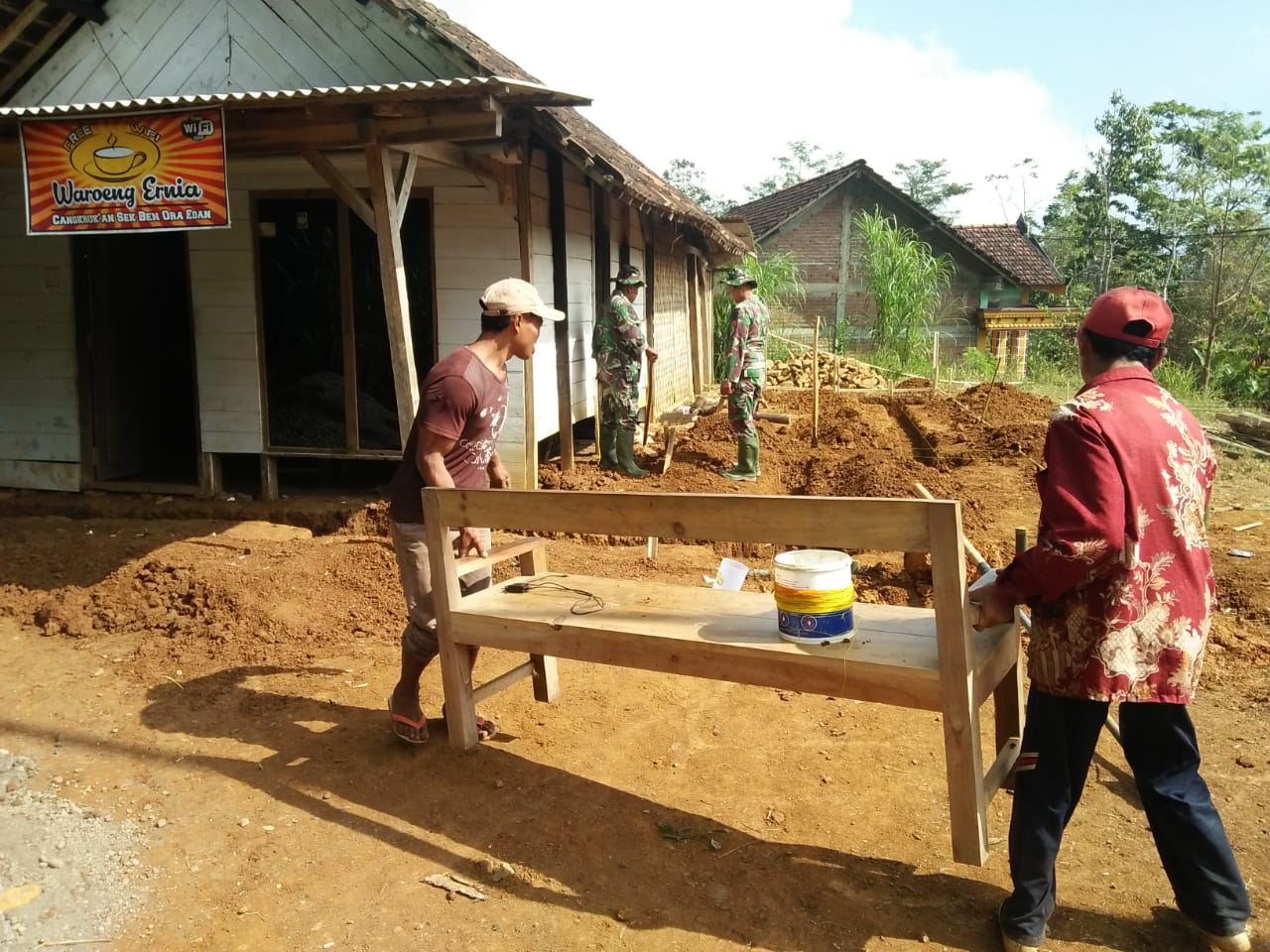 Satgas TMMD Angkut Kursi RTLH Milik Arif