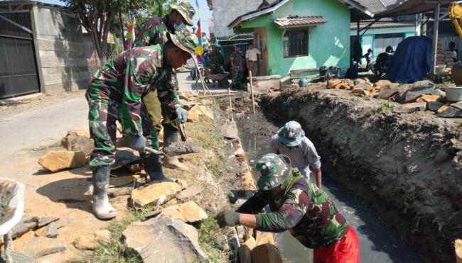Bergelut Dengan Lumpur "Menu Harian" Bagi Satgas TMMD Kalikondang