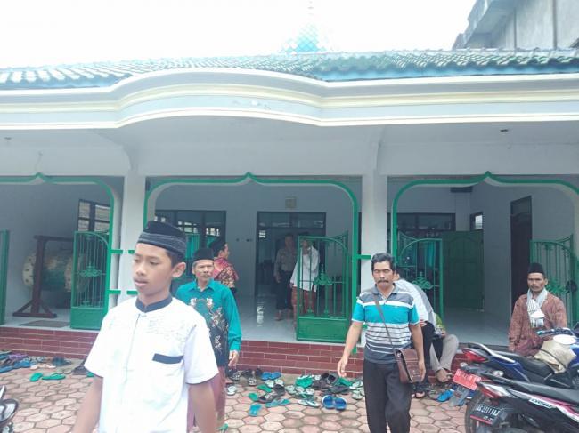 Usai Solat, TNI Bubar Dengan Merangkul Warga