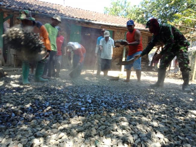 Satgas Pra TMMD Ratakan Batu Ukuran 2/3