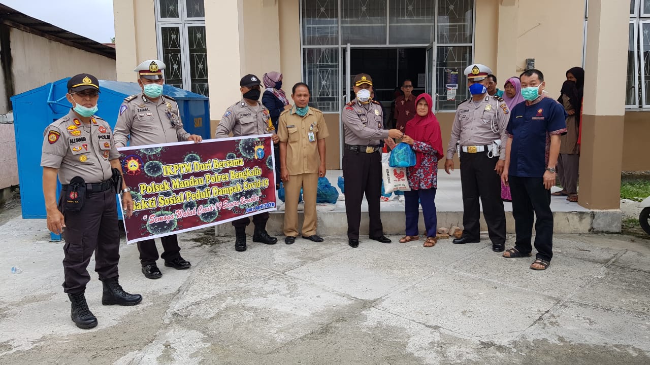 Physical Distanting, Polsek Mandau dan IKPTM Duri, Salurkan Sembako untuk Warga