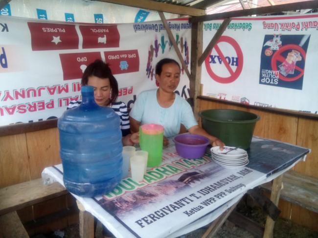 Dian Sedang Mempersiapkan Makan Siang Buat Pekerja TMMD 104