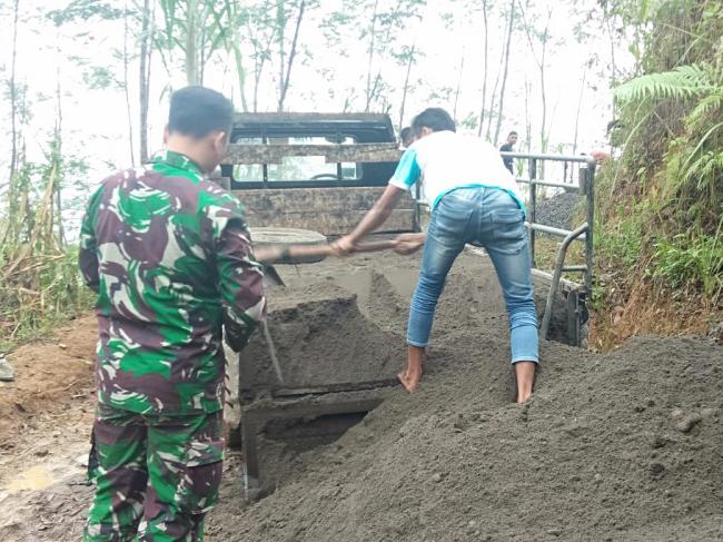 TNI Bongkar Muat Material Pasir