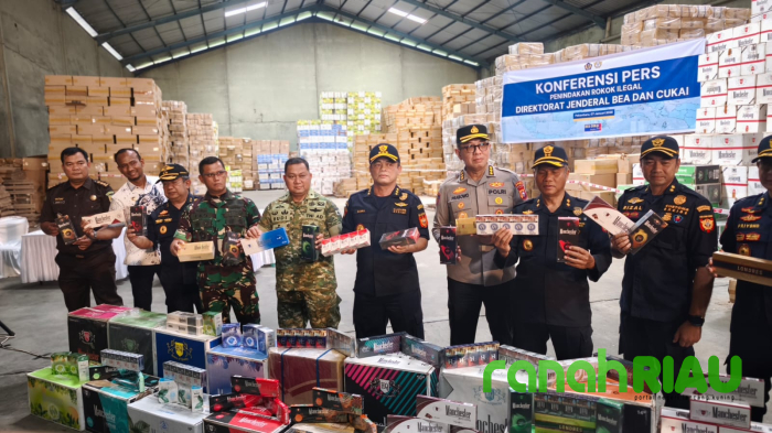 Gudang Rokok Ilegal Rp300 Miliar digerebek di Pekanbaru: Jejak 4 bulan, Siapa Aktor Besar?