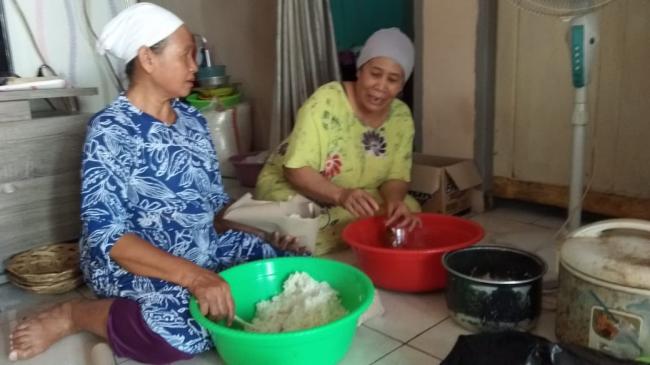  Meskipun Usia Renta , Nenek Sawiyah dan Nenek Wiwik, membuat  Satgas TMMD Tak Takut Kelaparan