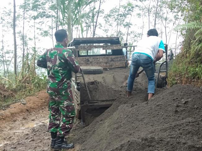 Serda Edy Sutomo Pantau Distribusi Material Rabat Jalan Di Dusun Pule