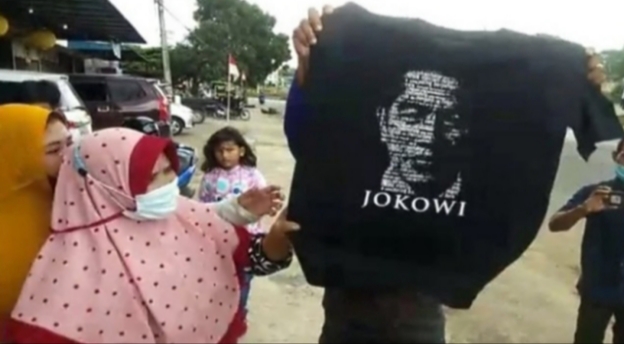Beli gorengan pake Kaos Jokowi, Pria ini hampir saja dikeroyok Emak-Emak