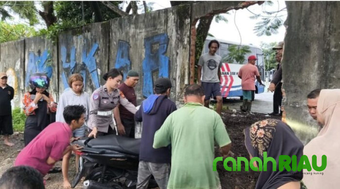 Jebolkan Tembok RSDC, Ditlantas Polda Riau bantu buka Akses Korban Luapan Sungai Siak 
