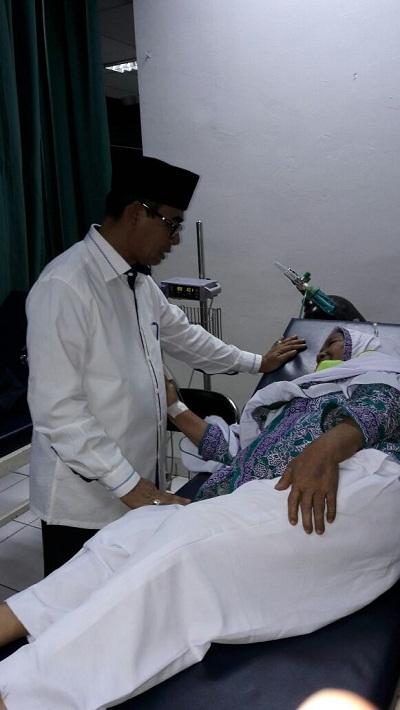 Keberangkatan JCH Ini Ditunda, Bupati Kuansing Langsung Menjenguk