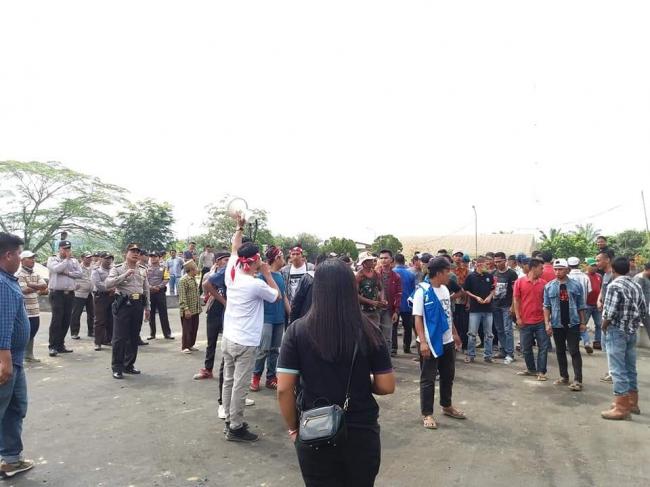 Portal PKS Perusahaan WJT Di Gembok Massa Aksi