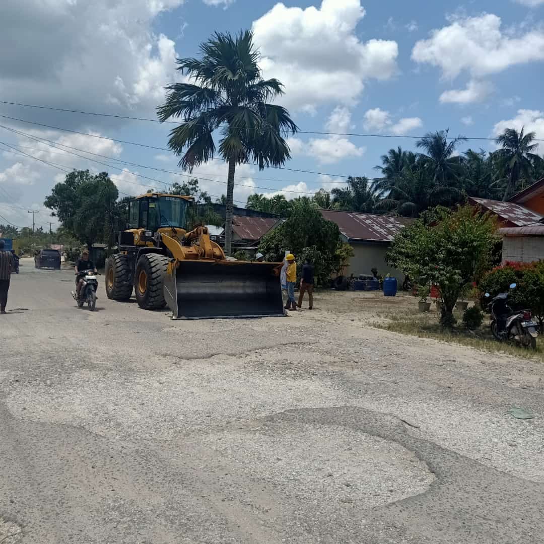PKS PT. PCR Taburkan Batu Kerikil Gunakan Alat Berat Perbaiki Jalan Gajah Mada Duri