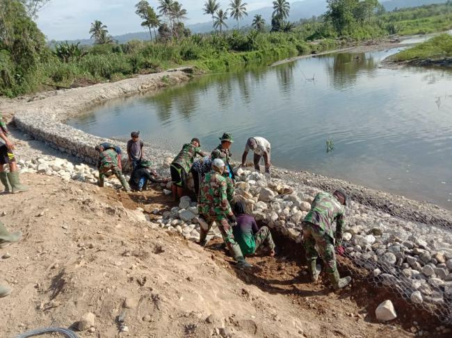 Prajurit Satgas TMMD Makin Giat Tak Peduli Cuaca Panas Menghantam Tubuh