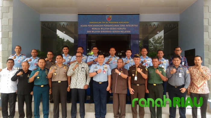 Komitmen TNI AU Roesmin Nurjadin dalam program Pencanangan Zona Integritas