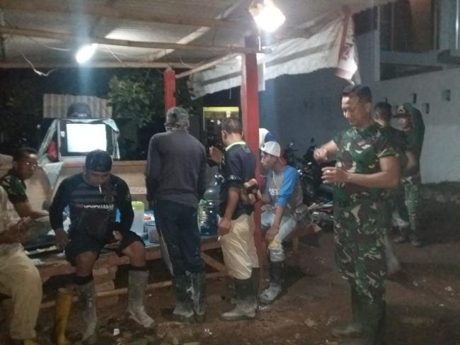 Tunggu Pengecoran, Satgas TMMD & Warga Guyub Ngopi Bareng Di Pos Ronda