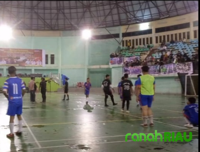 Gor Alam Perkasa Bengkalis di Basahi Air Hujan, Pertandingan Futsal Babak Kedua U16 Dihentikan