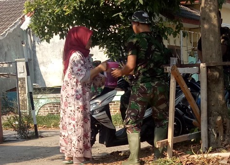 Kepedulian Bu Yani Terhadap Satgas TMMD