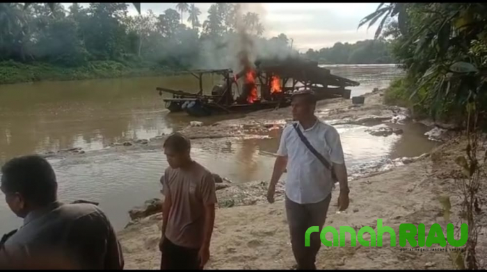 Kembali Beroperasi, Satu dari Empat Unit Rakit PETI Dibakar Polsek Kuantan Mudik