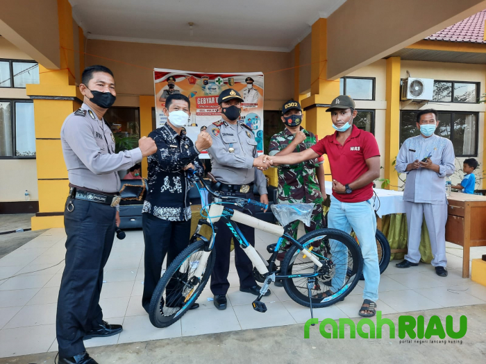 Persentase Vaksinasi Covid-19 Mencapai 80%,Kapolsek Hulu kuantan Berikan Reword Sepeda