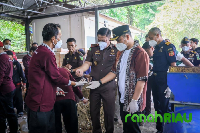 Puluhan juta batang rokok ilegal dimusnahkan jadi kompos bernilai Ekonomis
