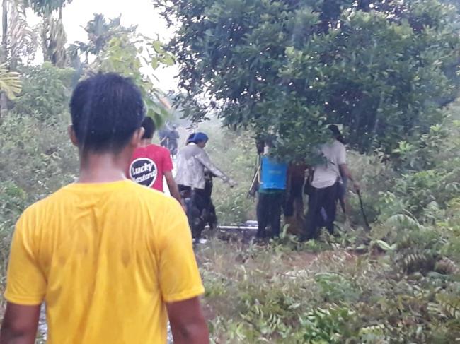 Mahasiswa KKN Tematik Universitas Riau Gelar Gotong royong bersama warga Desa Teluk Samak