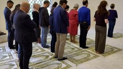 Masjid di Jerman, Laki-laki dan Perempuan Sholat dalam satu Shaf yang sama