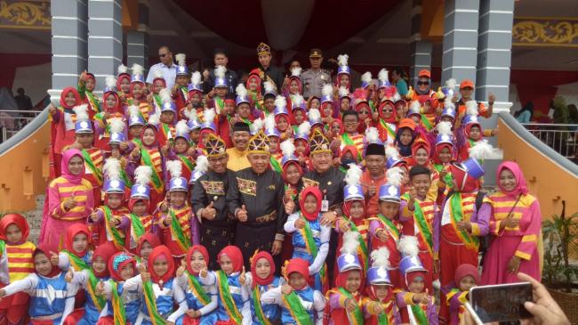 70 Orang Drum Band Gita Cantika, Membuat Ribuan Penonton di Pembukaan Pacu Jalur Kuansing Terpukau