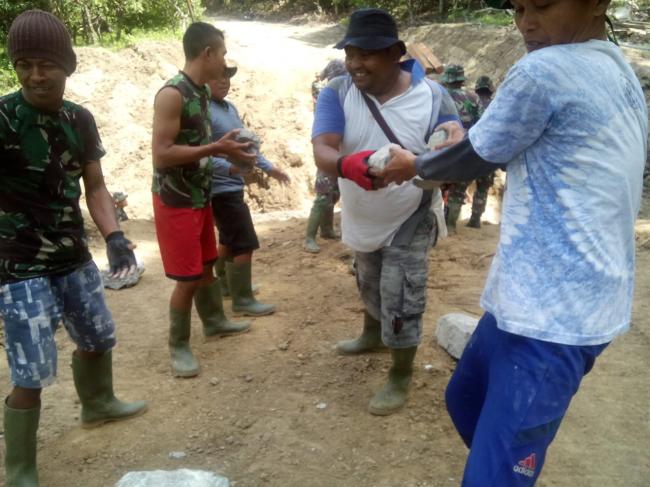 Saling Gotong Royong dalam Pengerjaan Bronjong, Ini yang Dilakukan Mereka