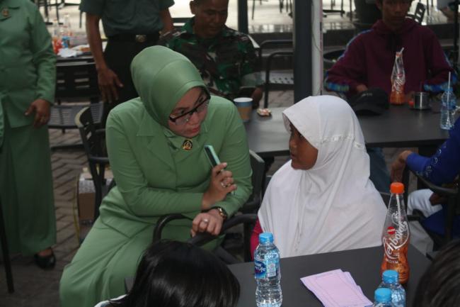 Ketum Persit Cabang XXI Kodim 0507/Bks Ajak Nonton Bareng Warga Renovasi RTHL TMMD