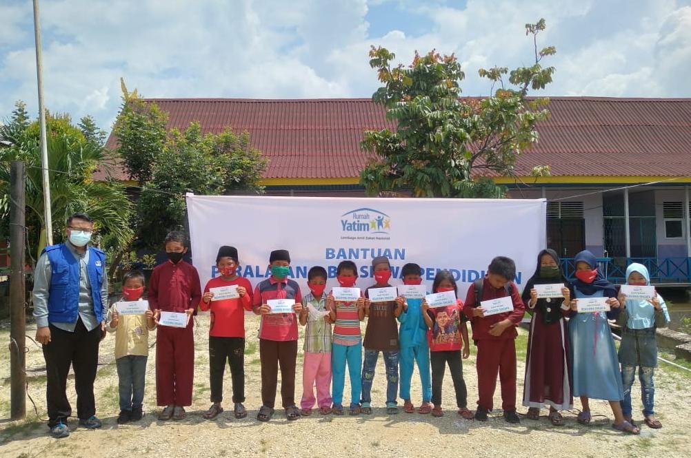 Bantuan Pendidikan untuk SDN 011 Sering Barat Riau
