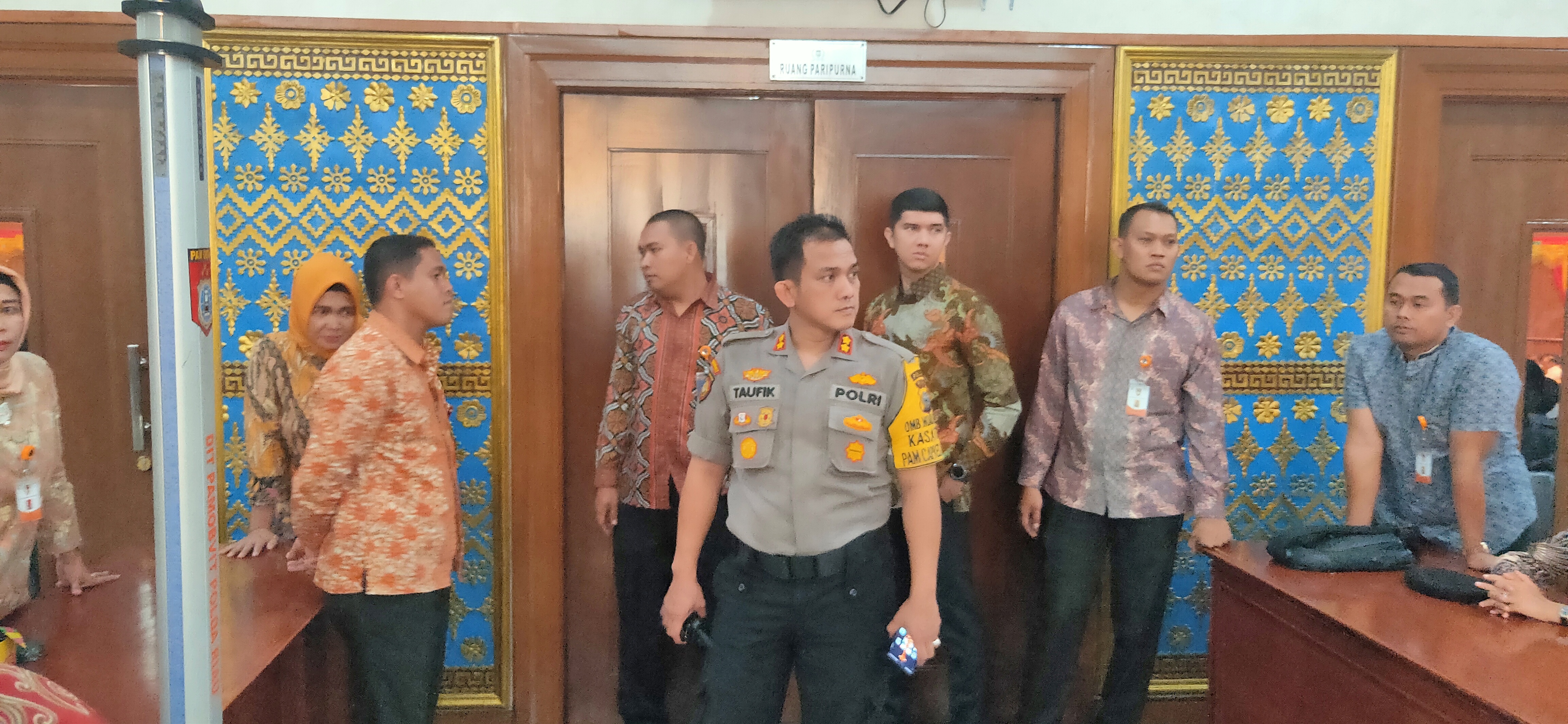 Polisi Ini Sempat Larang Wartawan Meliput Pelantikan Pimpinan DPRD Riau