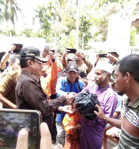 Pastikan Kelayakan Kampung Pengungsi Banjir, Bupati Inhil Turun Langsung Kelokasi