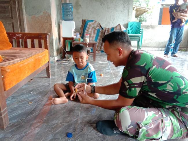 Usai Pengecoran, Serda Eman Ajak Alvian Bermain