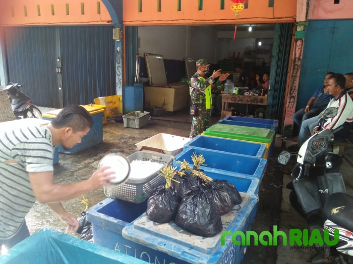 Cegah COVID-19, Babinsa Komsos Berikan Pengarahan ke Warga di Pasar Terubuk