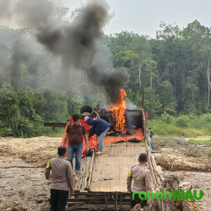 Bakar 2 Rakit Ilegal di Danau Kebun Nopi, Tindakan nyata Polsek Kuantan Mudik Diapresiasi Mahasiswa